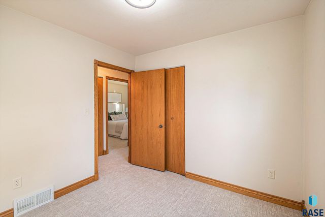 3405 E 20th St Street, Sioux Falls, SD 57103