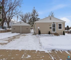 3405 E 20th St Street, Sioux Falls, SD 57103