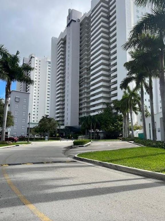 14951 Royal Oaks Ln 808, North Miami, FL 33181