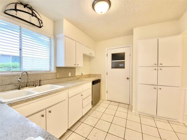 2908 Lisa Lane, Arlington, TX 76013