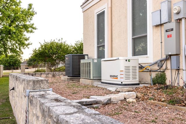 107 Deerwood Dr, Kerrville, TX 78028