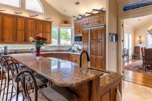 107 Deerwood Dr, Kerrville, TX 78028