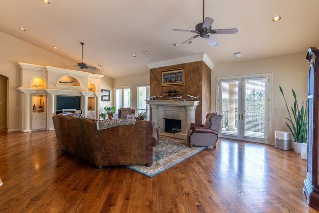 107 Deerwood Dr, Kerrville, TX 78028