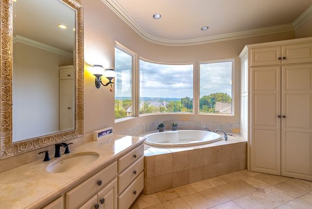 107 Deerwood Dr, Kerrville, TX 78028