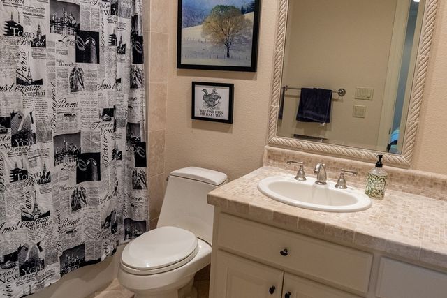 107 Deerwood Dr, Kerrville, TX 78028