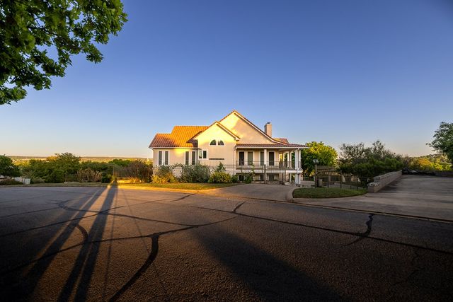 107 Deerwood Dr, Kerrville, TX 78028