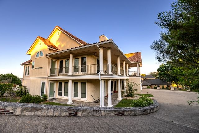 107 Deerwood Dr, Kerrville, TX 78028