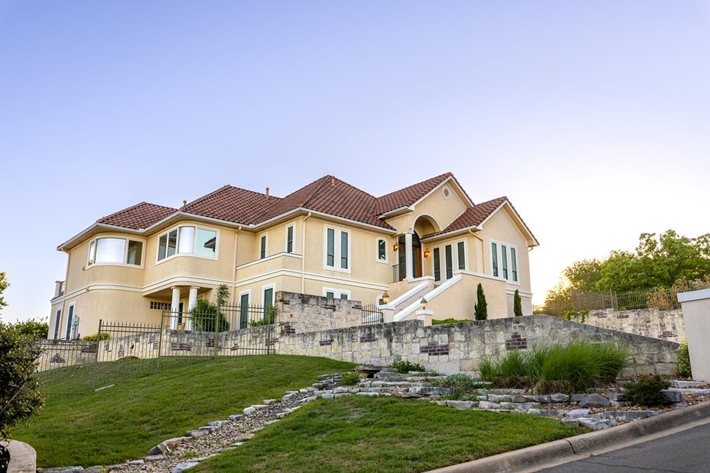 107 Deerwood Dr, Kerrville, TX 78028