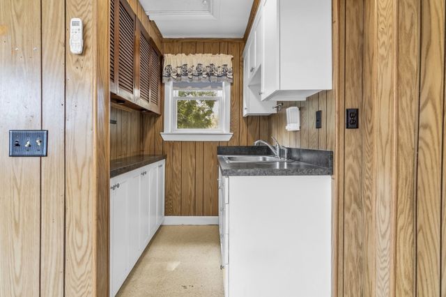 3 Cleveland St, Salem, MA 01970