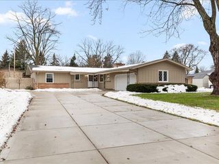 5375 S Allenwood LANE, Hales Corners, WI 53130