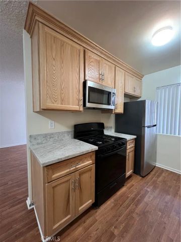 535 E Hazel 6, Inglewood, CA 90302