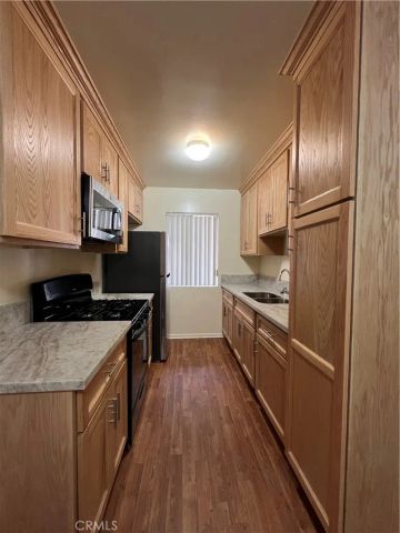 535 E Hazel 6, Inglewood, CA 90302