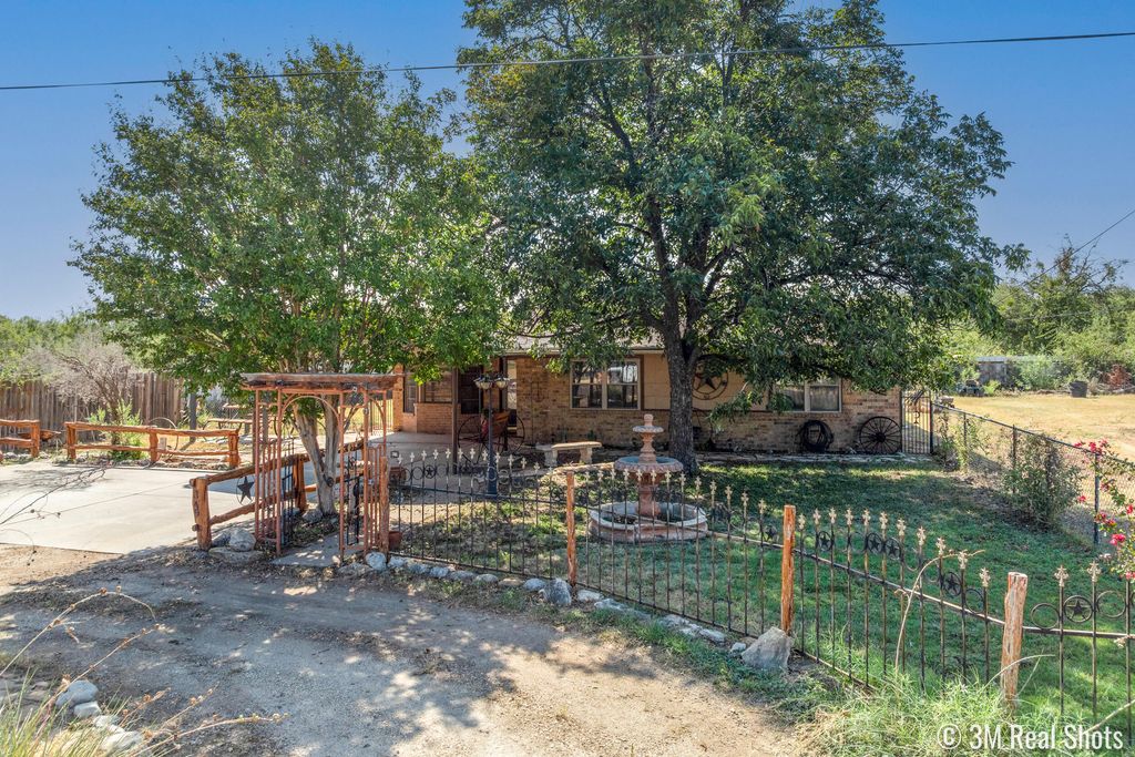 Image 3 of property listing at 349 W 34th Street, San Angelo, TX 76903