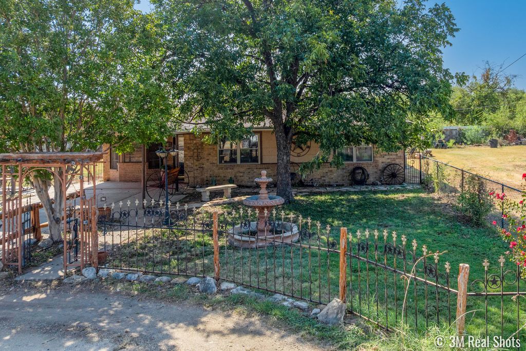 Image 4 of property listing at 349 W 34th Street, San Angelo, TX 76903