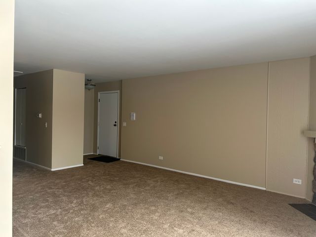 28 Regent Circle B2, Schaumburg, IL 60193