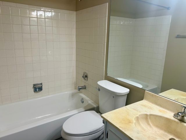 28 Regent Circle B2, Schaumburg, IL 60193