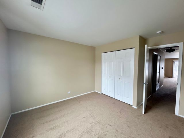 28 Regent Circle B2, Schaumburg, IL 60193