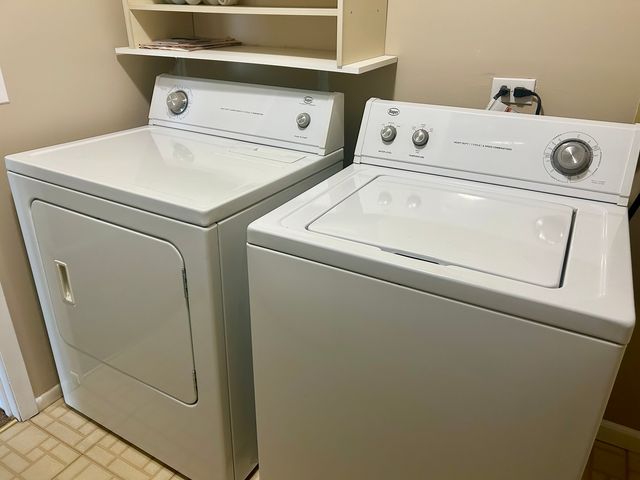 28 Regent Circle B2, Schaumburg, IL 60193