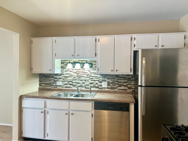 28 Regent Circle B2, Schaumburg, IL 60193