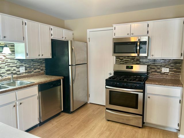 28 Regent Circle B2, Schaumburg, IL 60193