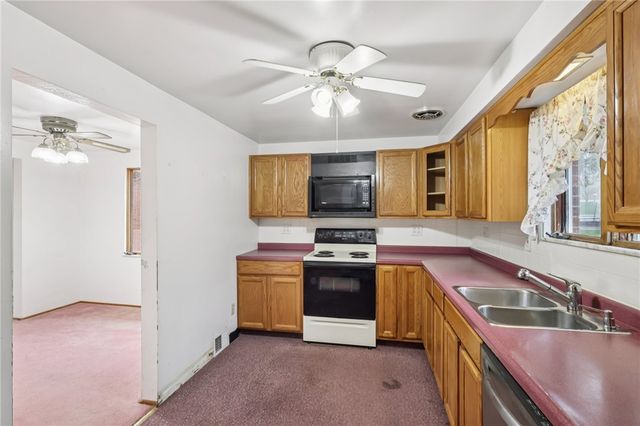 1704 Clairton Rd, West Mifflin, PA 15122