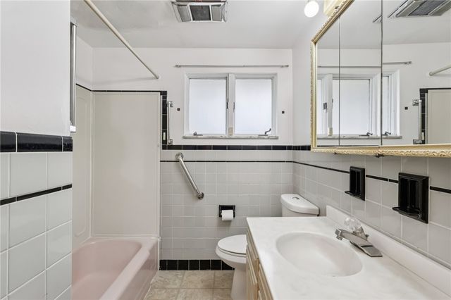 1704 Clairton Rd, West Mifflin, PA 15122