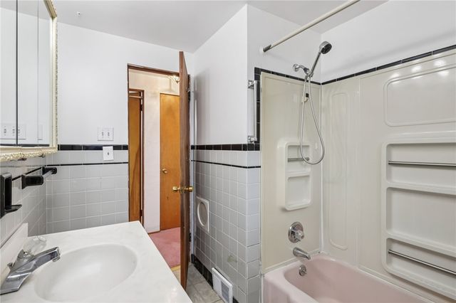 1704 Clairton Rd, West Mifflin, PA 15122