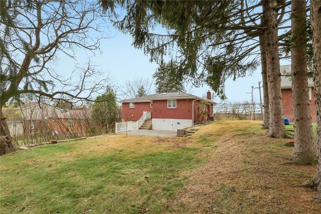 1704 Clairton Rd, West Mifflin, PA 15122