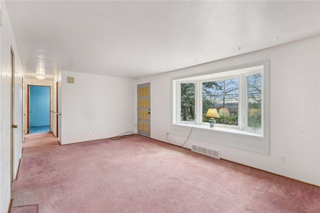 1704 Clairton Rd, West Mifflin, PA 15122