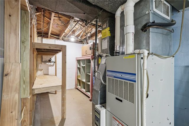 1704 Clairton Rd, West Mifflin, PA 15122