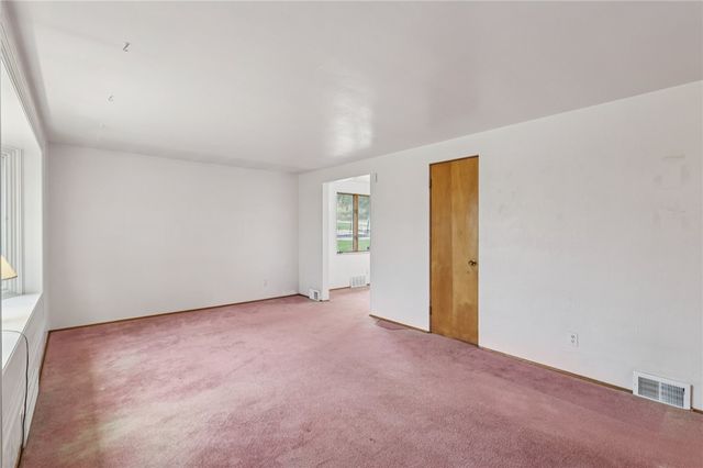 1704 Clairton Rd, West Mifflin, PA 15122