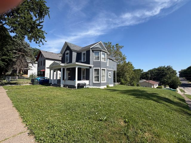 407 E 14th Street, Davenport, IA 52803