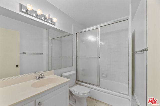 18555 Collins Street C11, Tarzana (los Angeles), CA 91356