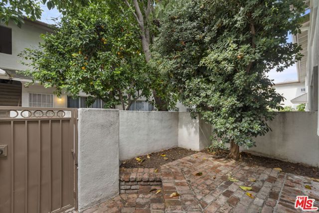 18555 Collins Street C11, Tarzana (los Angeles), CA 91356