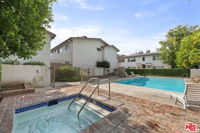 18555 Collins Street C11, Tarzana (los Angeles), CA 91356