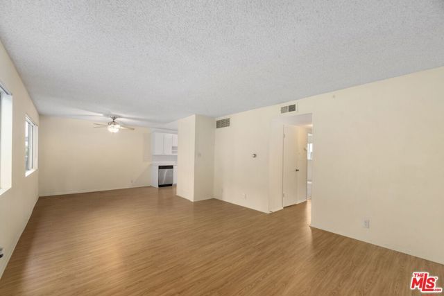 18555 Collins Street C11, Tarzana (los Angeles), CA 91356