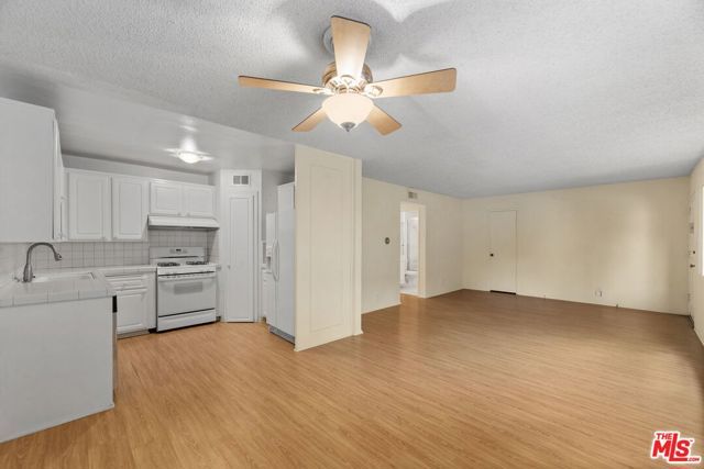 18555 Collins Street C11, Tarzana (los Angeles), CA 91356