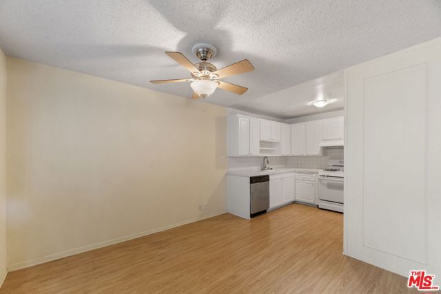 18555 Collins Street C11, Tarzana (los Angeles), CA 91356