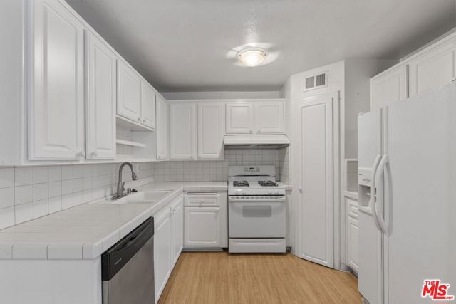 18555 Collins Street C11, Tarzana (los Angeles), CA 91356