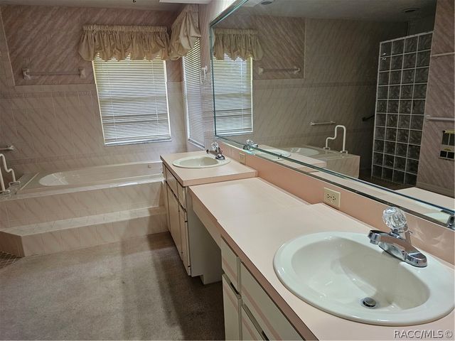 11718 W Riverhaven Drive, Homosassa, FL 34448