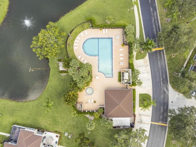 18 Amherst Court D, Royal Palm Beach, FL 33411