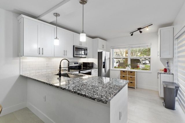 18 Amherst Court D, Royal Palm Beach, FL 33411