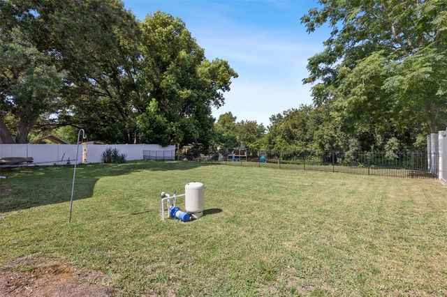 27821 LOIS DRIVE, Tavares, FL 32778