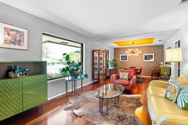 526 Crestway Dr, Windcrest, TX 78239