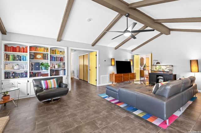 526 Crestway Dr, Windcrest, TX 78239