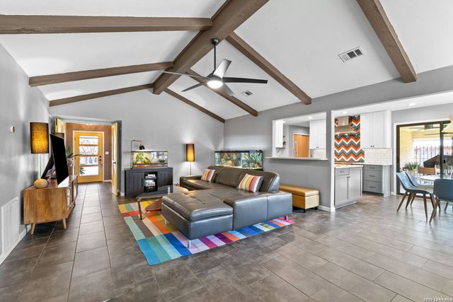 526 Crestway Dr, Windcrest, TX 78239