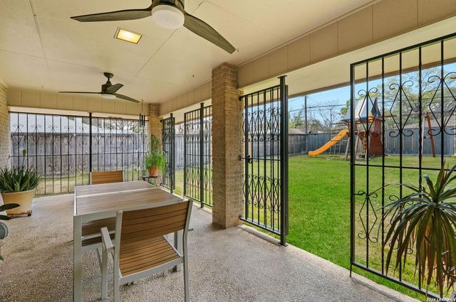 526 Crestway Dr, Windcrest, TX 78239