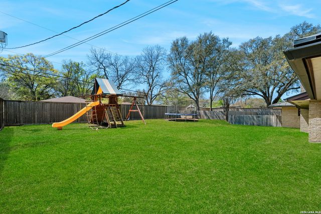 526 Crestway Dr, Windcrest, TX 78239