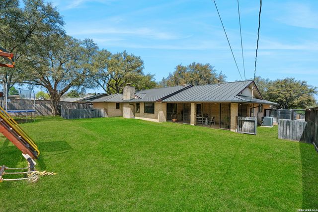 526 Crestway Dr, Windcrest, TX 78239