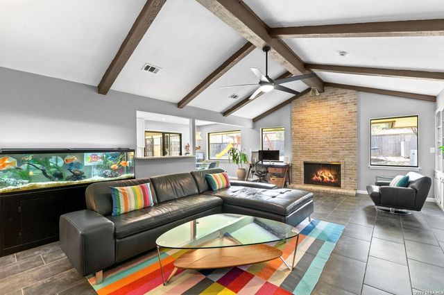 526 Crestway Dr, Windcrest, TX 78239